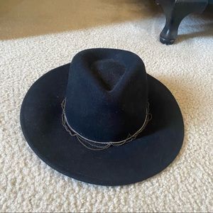 Wide brim hat